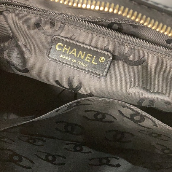 AUTHENTIC CHANEL WILD STITCH PATENT MEDIUM TOTE - Picture 4 of 10